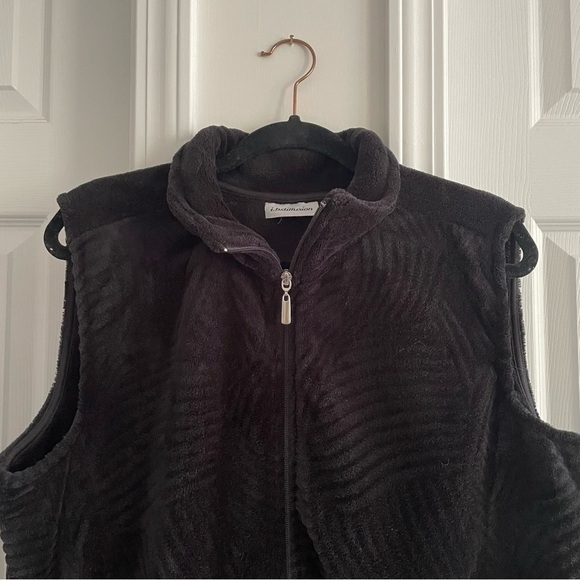 IB Diffusion Women’s Black Fleece Vest - Picture 2 of 3